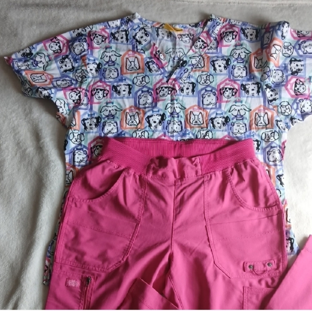 WonderWink Cartoon Print Scrub Top - Picture 2 of 11